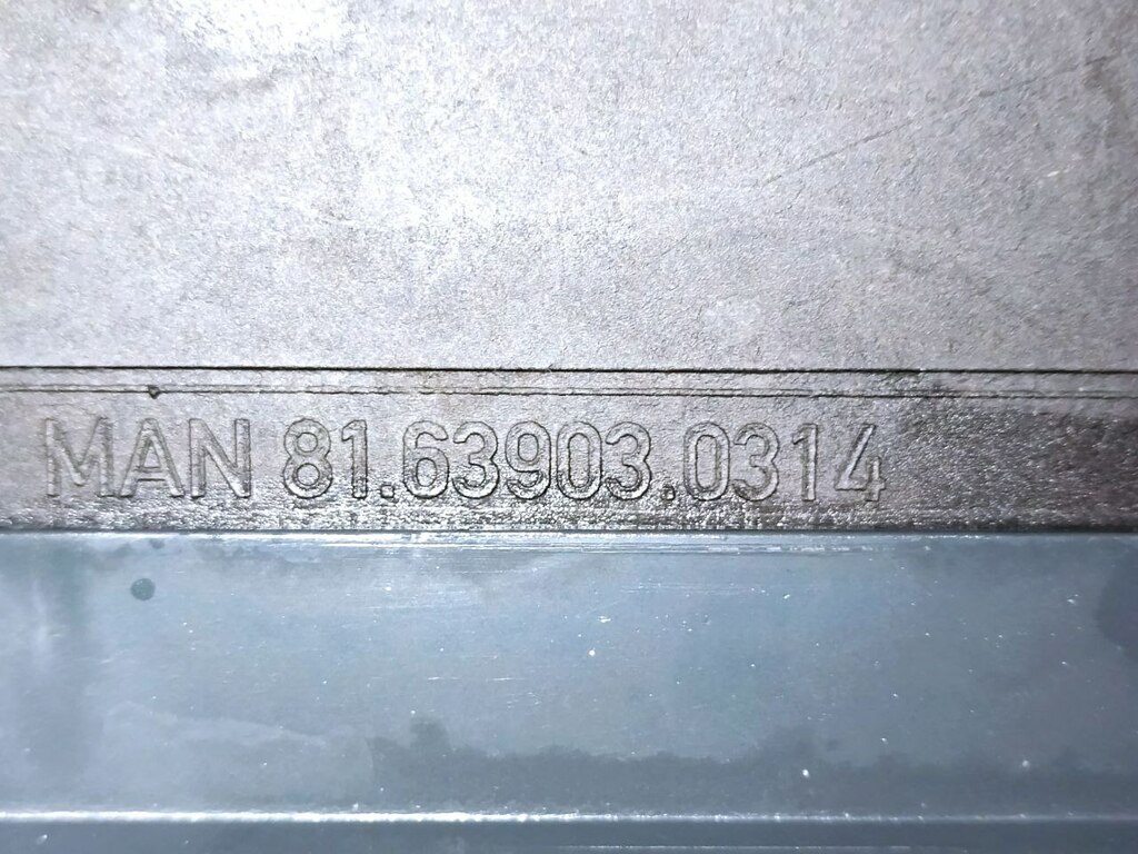 накладка панели приборов б/у \ нештатные отверстия - 4